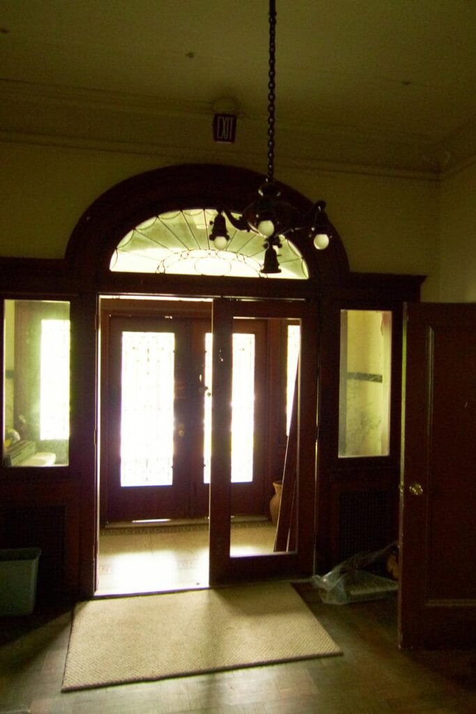 Mtp mansion Suzanne inside front door