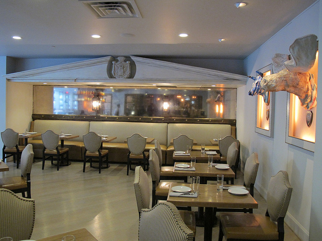 Teddy_bully_bar_side_room
