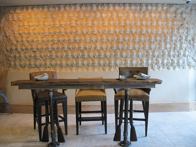 Teddy_bully_bar_wood_table