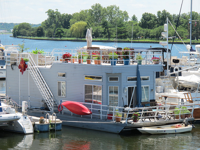 soutwest_waterfront_house_boat_popville