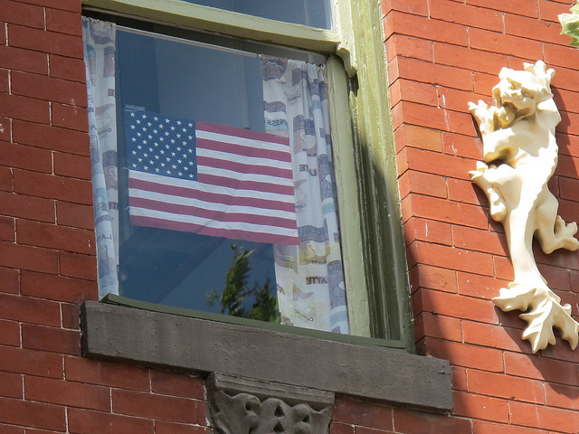 house_sculpture_flag_shaw