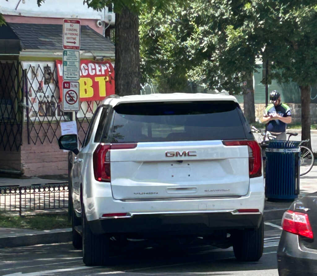 US Marshal, FBI, DEA agents outside Rosarios at 14th