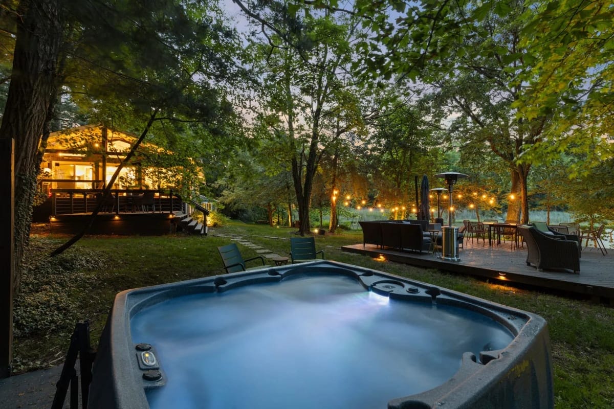 Paddle boards, hammocks, basket ball, hot tub, fire pit, games and ... dock