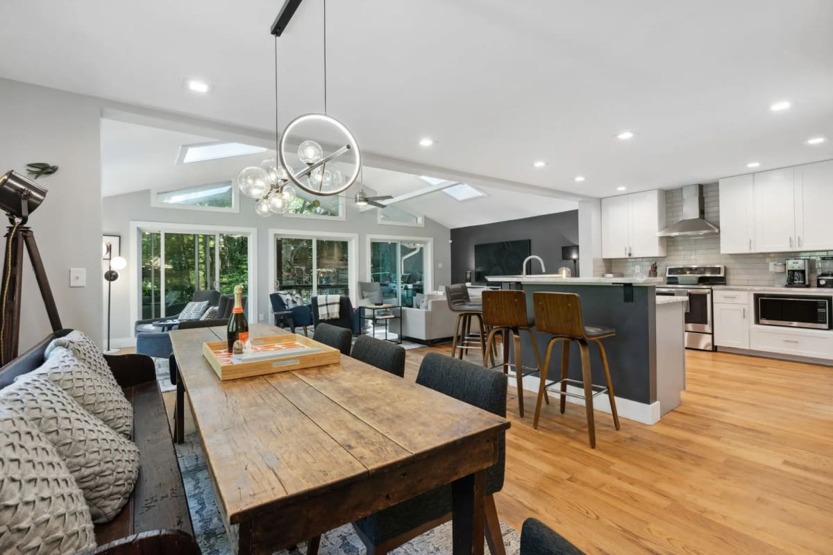 Stocked kitchen - barbecue - nearby waterside restaurants and easy take out.